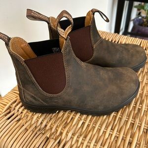 Like new 7.5 W Blundstone